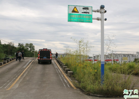 汽车上坡堵车怎么跟车 坡道停车车头朝上还是朝下3