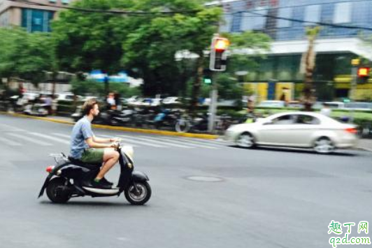 电动车电瓶充电很快充满是怎么回事 电瓶车为什么充不进电怎么办3