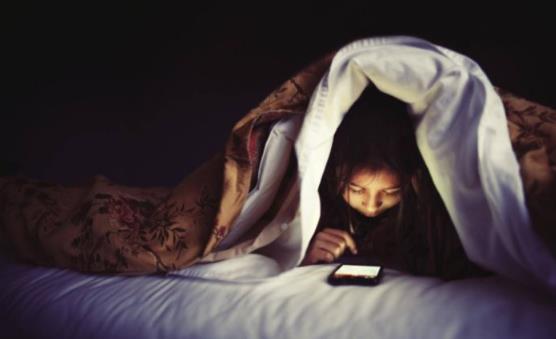 睡前长时间玩手机的6大危害 长时间玩手机要注意四点