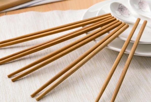 忌用涂有油漆或雕刻镌镂的竹筷